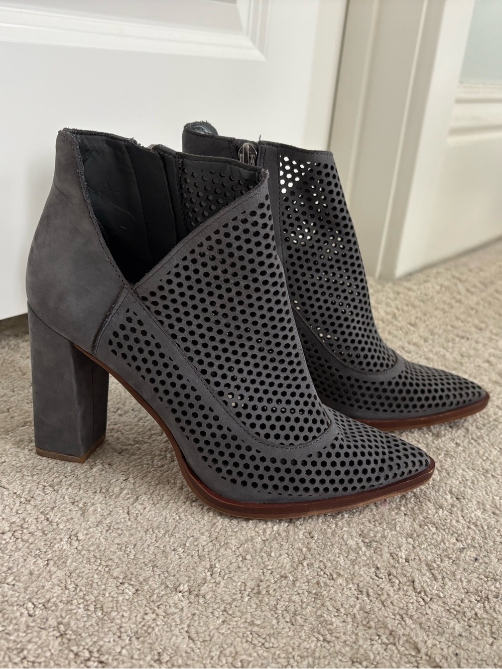 Vince Camuto Levesna Leather Booties 6 - Picture 2 of 9
